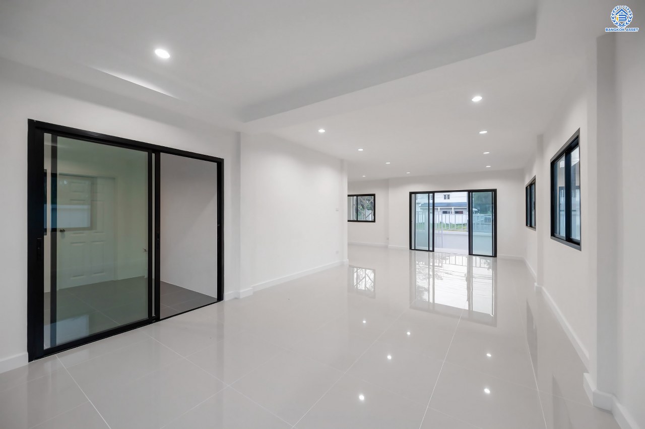 บ้านมือสองตกแต่งใหม่ โครงการ กฤษดานคร20 ปิ่นเกล้า-ติดถนนบรมราชชนนี เนื้อที่ 86 ตร.ว. บ้านเดี่ยวหลังใหญ่ พร้อมฟังก์ชัน 3 ห้องนอน 3 ห้องน้ำ 1 ห้องห้องอเนกประสงค์ จอดรถได้ 2 คัน บนทำเลเชื่อมต่อเมืองอย่างรวดเร็ว ใกล้ทางคู่ขนานลอยฟ้าบรมราชชนนี ทางด่วน "กาญจนาภิเษก" ม.มหิดล และเซ็นทรัลปิ่นเกล้า